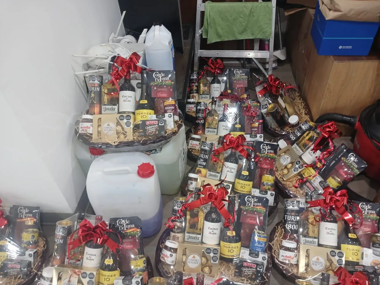 Armado de canastas de regalo — Canastas.com